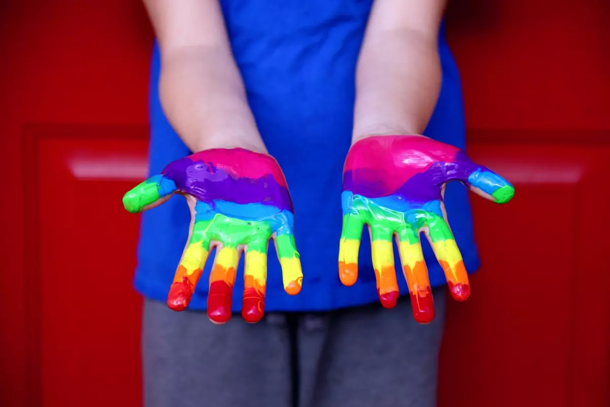 ¡Derechos Animales ya! - Niño con manos pintadas con la bandera del orgullo gay
