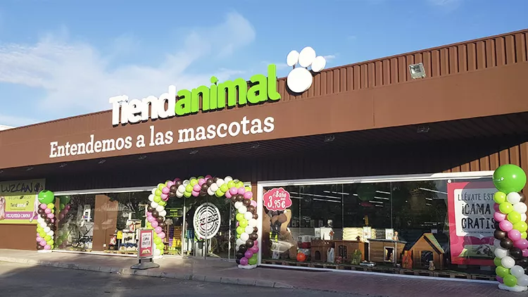¡Derechos Animales ya - Fachada de una tienda de Tiandanimal en Mallorca»