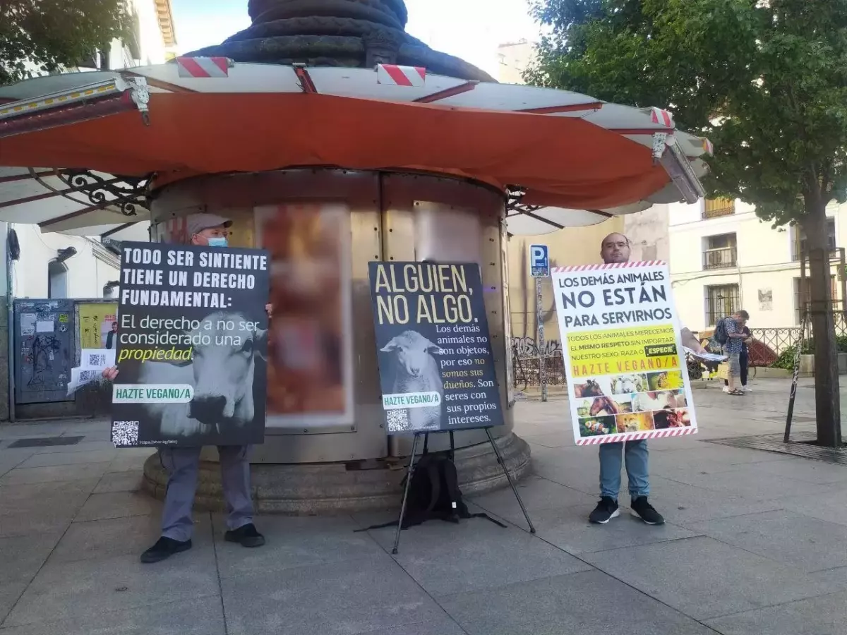 ¡Derechos Animales ya! - Activismo vegano en Madrid (Adrián López Galera con un cartel de veganismo)