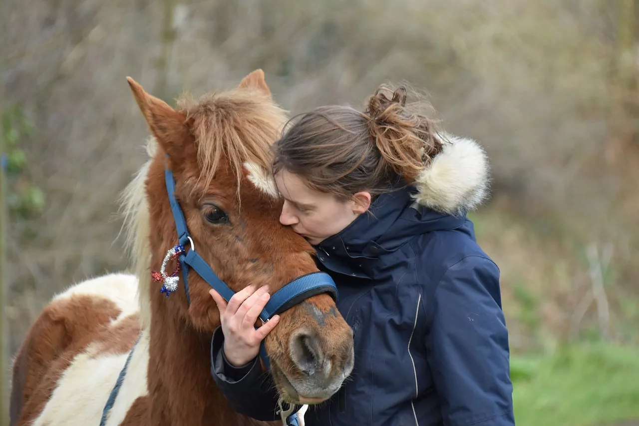 ¡Derechos Animales ya! - Mujer besa la frente de un poni