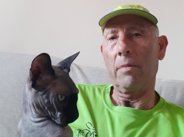 Manuel Martin Polo junto con su gato de raza esfinge - Abuelo vegano defensor de los animales